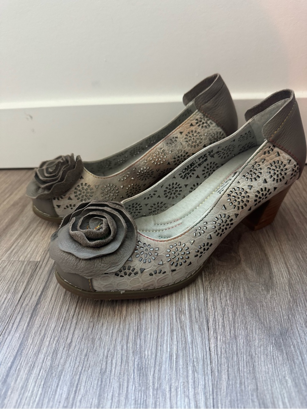 IL'Artiste by Spring Step Carmelita Grey Floral Cutout Leather Pumps EU 37 US 6